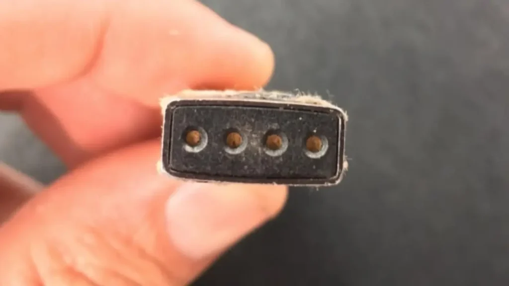 Clean the Juul Gold Charging Contacts